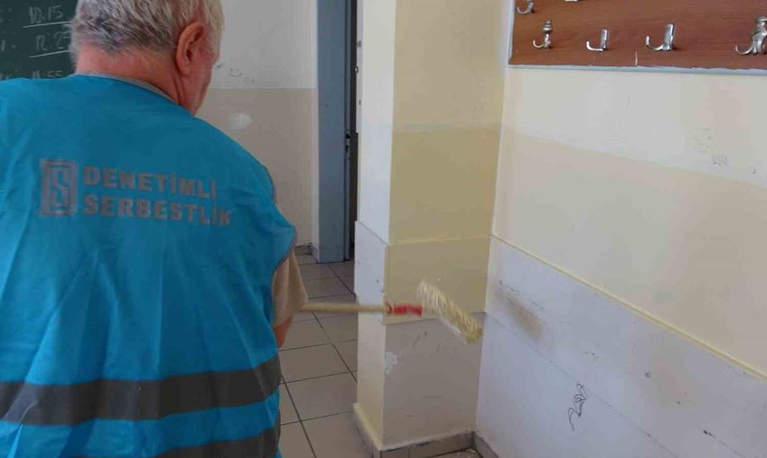 Okullar yeni döneme hazırlanırken yükümlüler sınıfları yeniledi