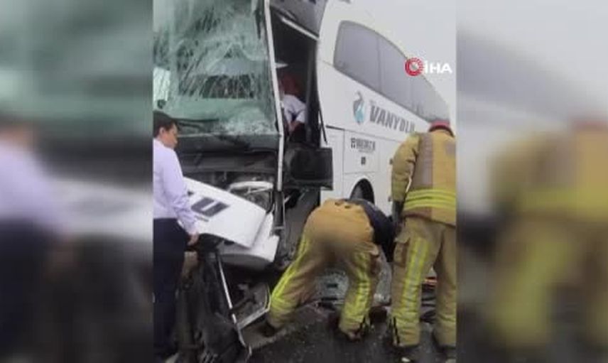 Arnavutköy Eski Edirne Asfaltı Caddesi'nde yolcu otobüsü kaza yaptı