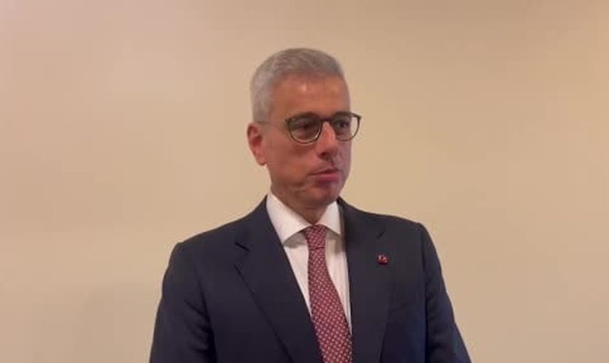 Gençleri korumak için yaş doğrulama sistemi masada