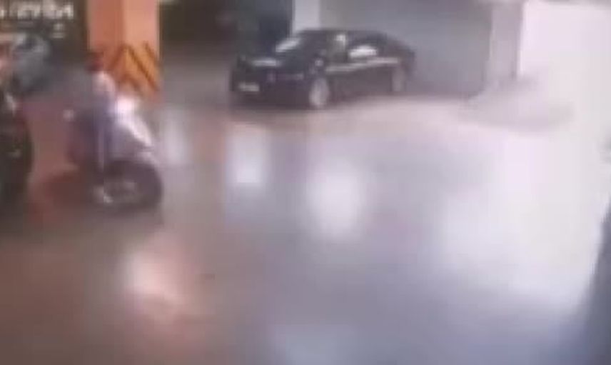 Çiğli belediyesi otoparkında makam aracına ateş: şüpheli çalıntı motosikletle yakalandı