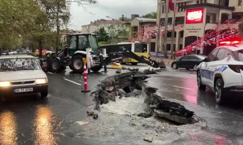 Eyüpsultan bulvarında yağışın ardından yol çökmesi trafiği kilitledi