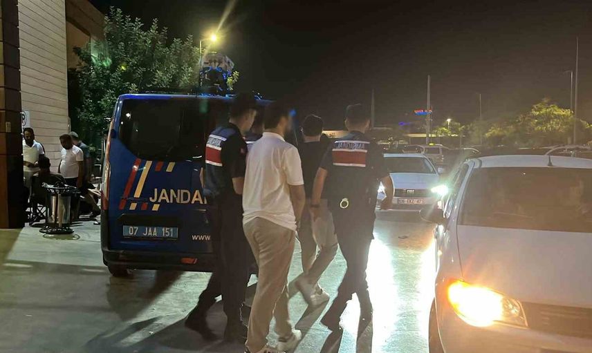 Vize dolandırıcılığı operasyonunda tutukluların cezaevi sevkinde gazetecilerle gergin anlar