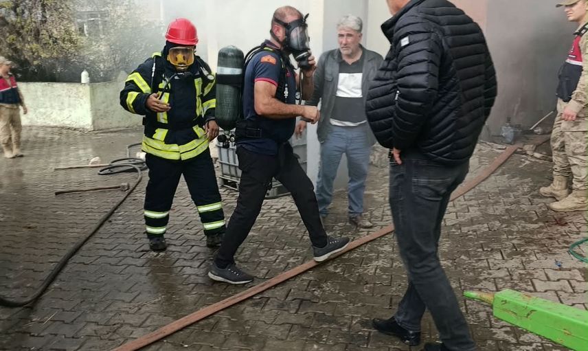 Kurtalan'da odunluk alevleri son anda söndürüldü
