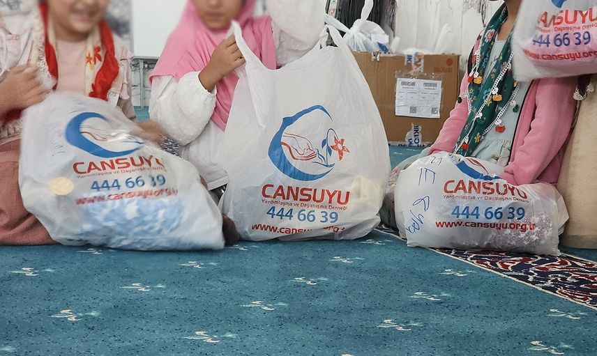 Cizre'de 55 Kur'an kursu öğrencisine kıyafet ve ayakkabı desteği
