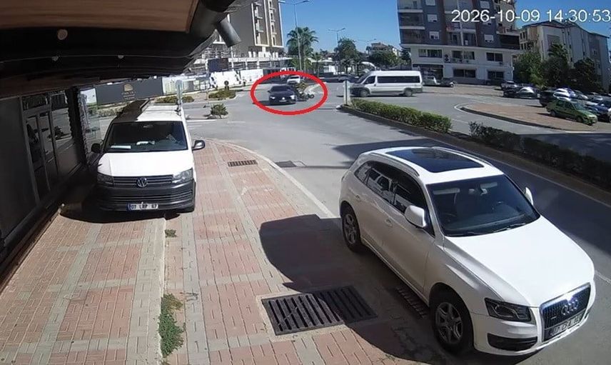 Manavgat'ta lüks otomobil ile motosikletin çarpışma anı güvenlik kamerasında