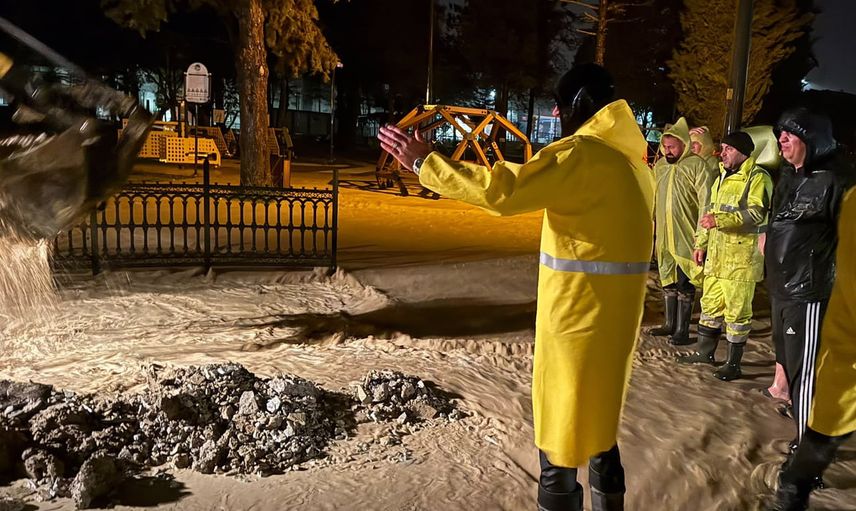 Kaynarca'da gece yükselen sel suları ilçe merkezinde ulaşımı aksattı