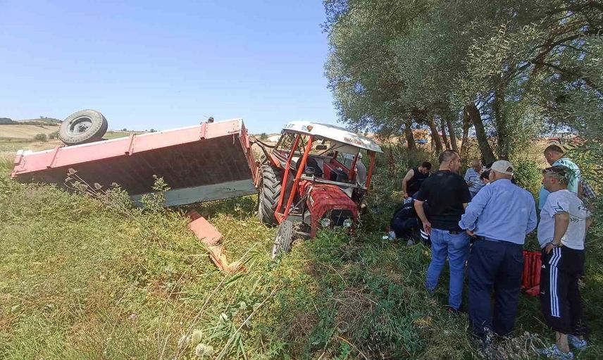 Hasat dönüşünde kaza: buğday yüklü traktör devrildi, sürücü Havza'da yaralandı