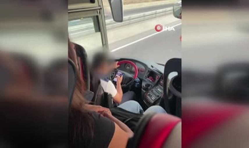 Seyir halindeki otobüs şoförünün telefonla şarkı seçmesi yolcuda tepki topladı
