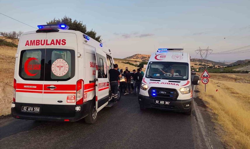 Tekağaç yakınlarında iki otomobil çarpıştı: 8 kişi hastaneye kaldırıldı