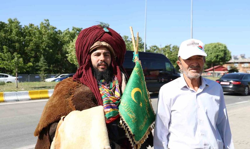 konya'dan selçuklu kıyafetiyle ahlat'a gelen ziyaretçi, cumhurbaşkanını uzaktan gördü