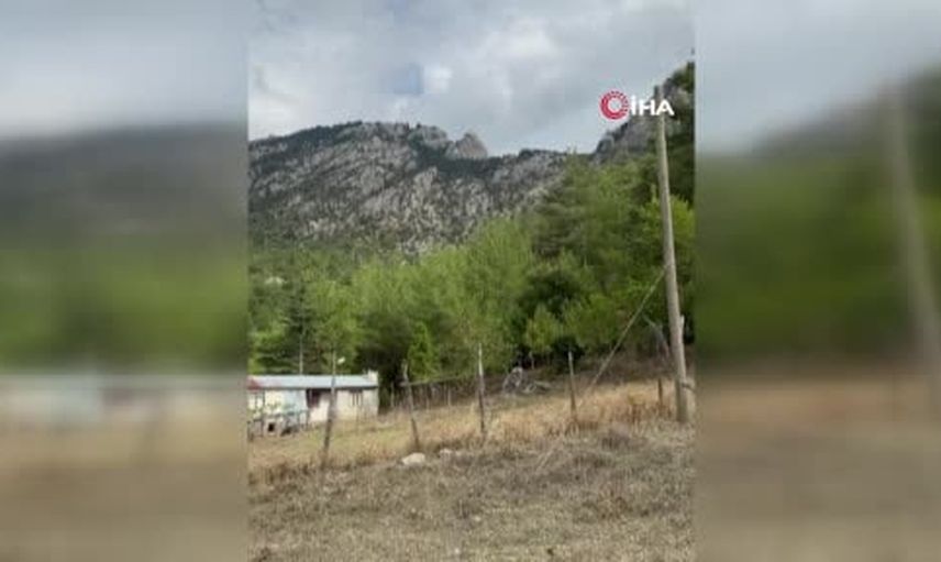 Sarsıntı anında Tokmanaklı'da yamaçtan kopan kaya mahallede paniğe yol açtı