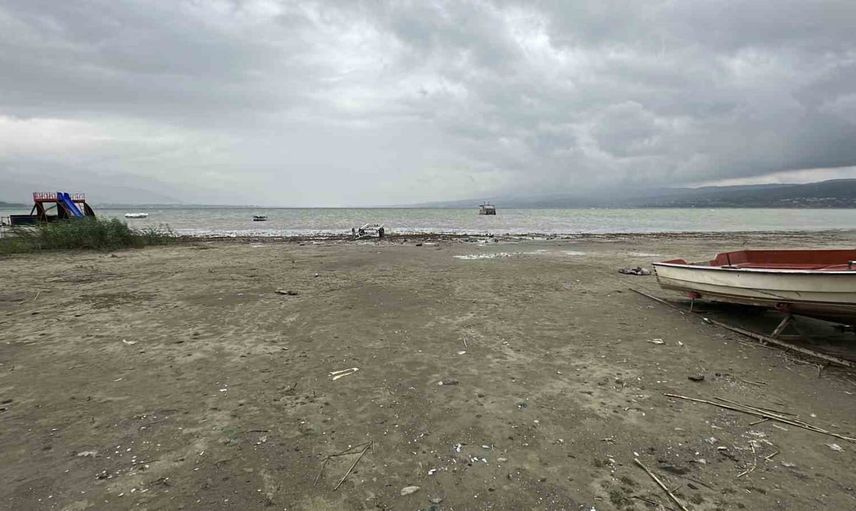 Sapanca Gölü'ndeki çekilme yağışlara rağmen sürüyor