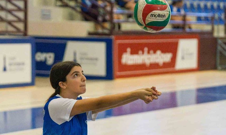 İzmir'in yaz okullarında voleybol tutkusu: miniklerden büyük hedeflere