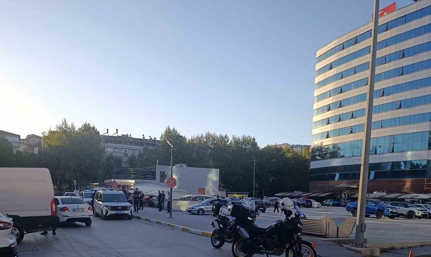 Belediye önünde silah ve kılıçla bekleyen kişi teslim oldu