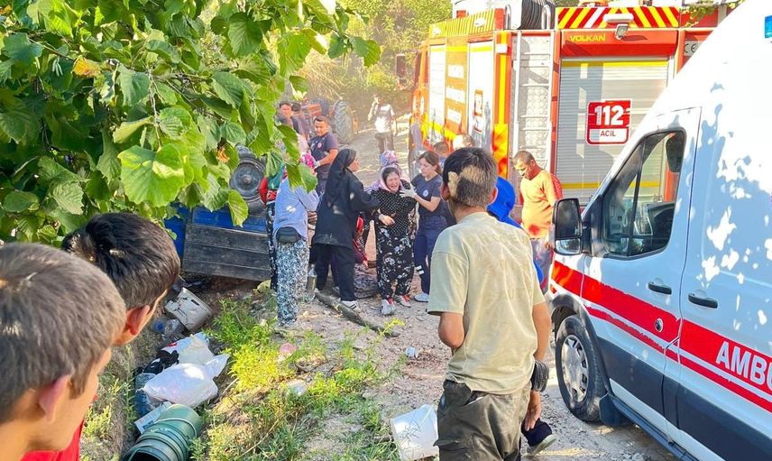 Hendek'te römorkuyla devrilen traktör 18 kişiyi yaraladı