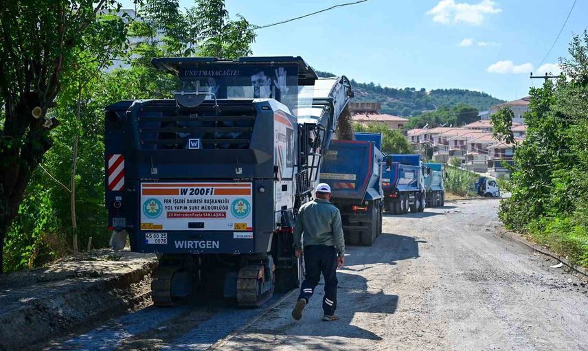 Gölmarmara NATO caddesi'nde kot düşürme ve sıcak asfalt çalışması başlatıldı