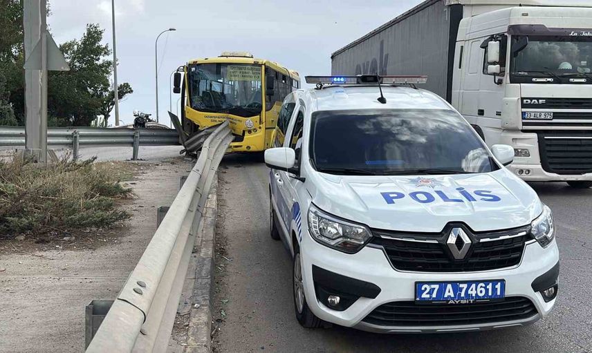 Atakent'te halk otobüsü bariyerlere çarptı; dokuz kişi yaralandı
