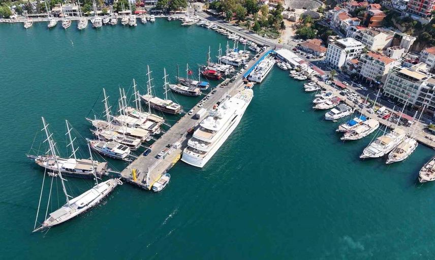 Fethiye'de 100 ton yakıt ikmali yapılan Elements megayatı dikkat çekti