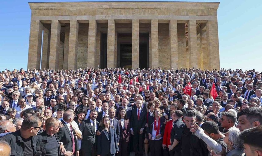 Kılıçdaroğlu Anıtkabir'de cumhuriyetin ikinci yüzyılına bağlılık sözü verdi