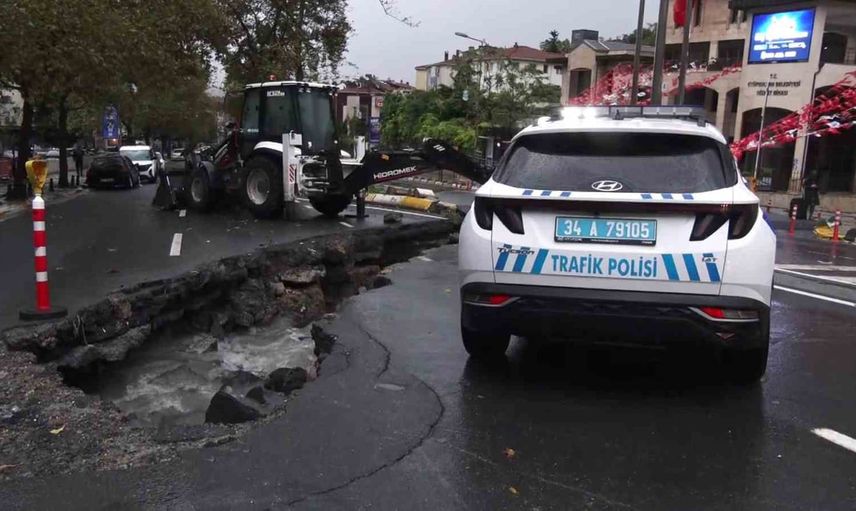 Eyüpsultan'da sağanak sonrası bulvarda çökme, trafik durdu