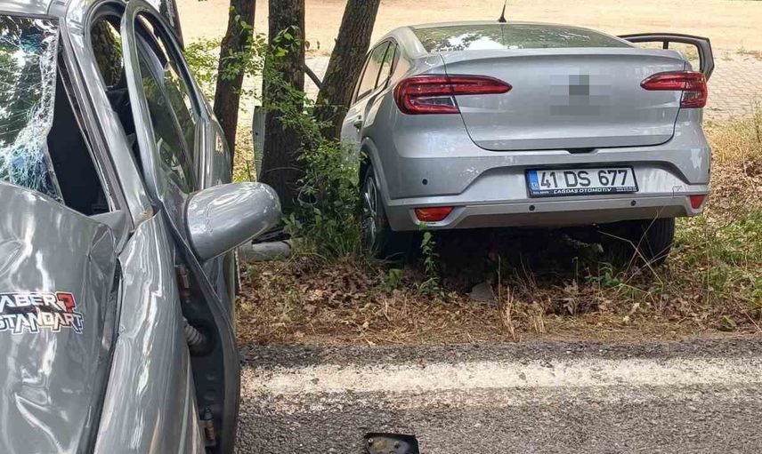 İzmit'te Sapakpınar mevkisinde yol daralması kaza çıkardı: 3 yaralı