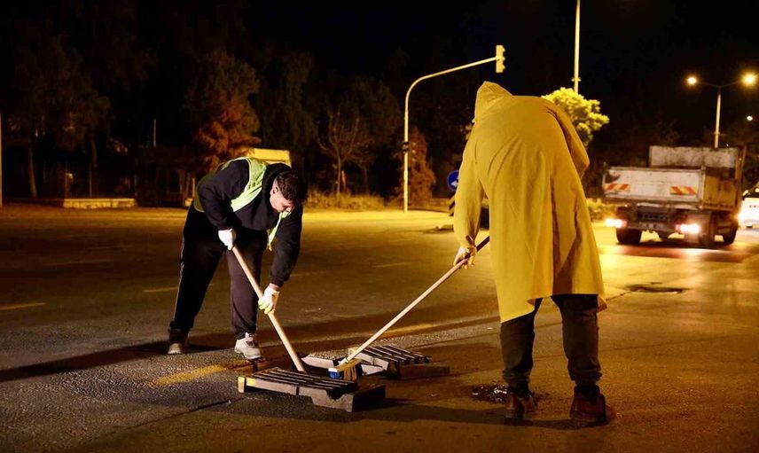 Didim'de yağış öncesi altyapı seferberliği: rögar ve ızgaralar temizlendi