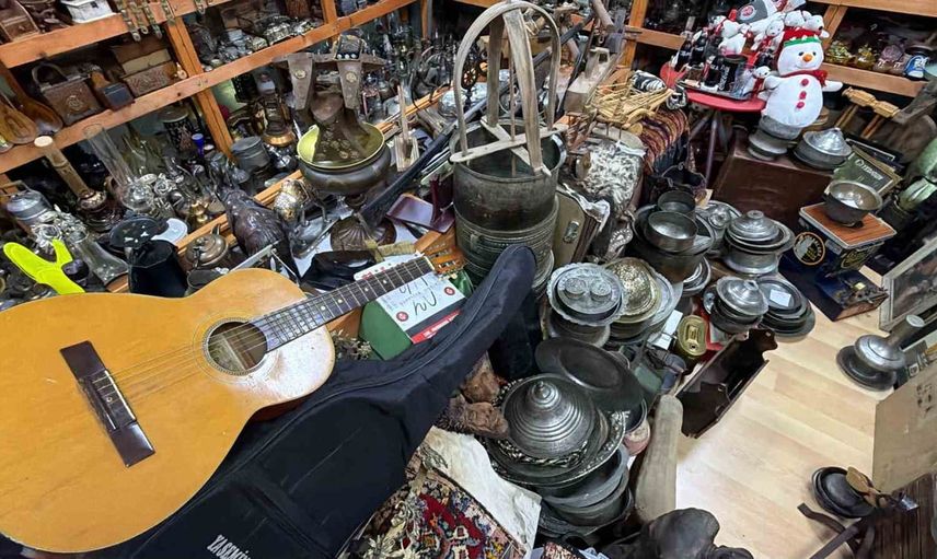 Çocukluk tutkusu antika dükkânına dönüştü: 30 bin parçayla geçmişe köprü