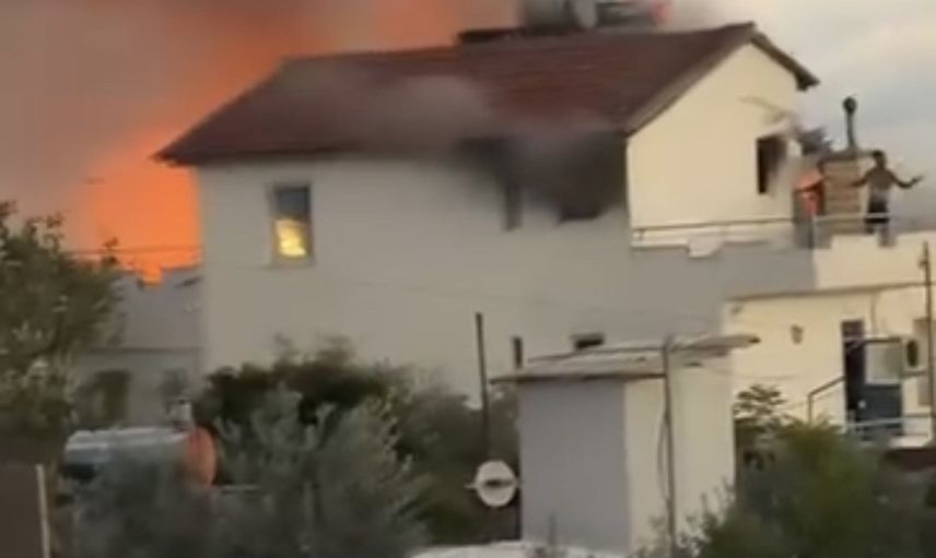 Antalya'da çatı yangını dar sokaklarda itfaiyenin müdahalesini güçleştirdi