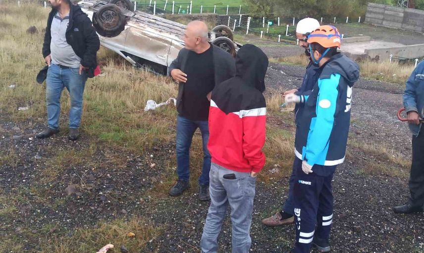 Bingöl-muş karayolunda kontrol kaybı sonucu araç takla attı