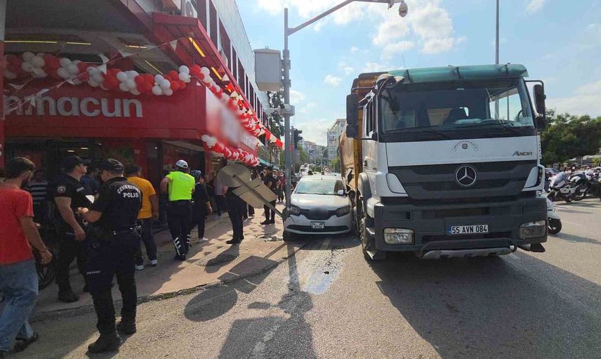 İlkadım'da çarpışma sonrası otomobil direk ve kamyon arasında sıkıştı
