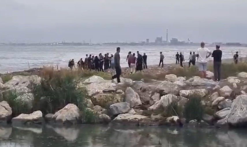 Mersin'de denize giren üç gençten biri hayatını kaybetti