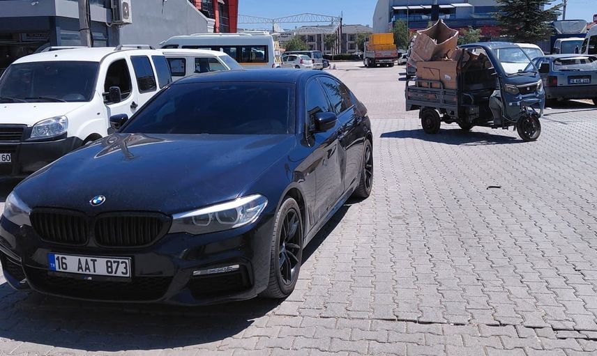 İnegöl'de Otomobil ile Geri Dönüşüm Triportörü Çarpıştı: 1 Yaralı