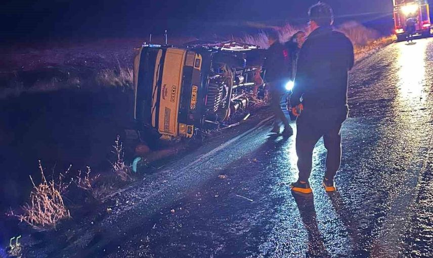 Gürün'de yağış sonrası kontrolden çıkan patates kamyonu üç kişiyi yaraladı