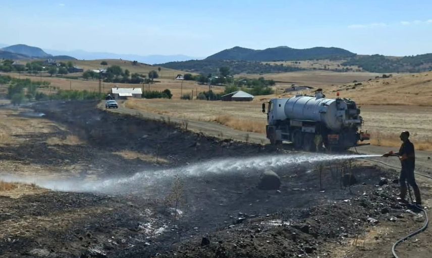 Hozat'ta kuru ot yangını köylü ve ekiplerin müdahalesiyle büyümeden söndürüldü