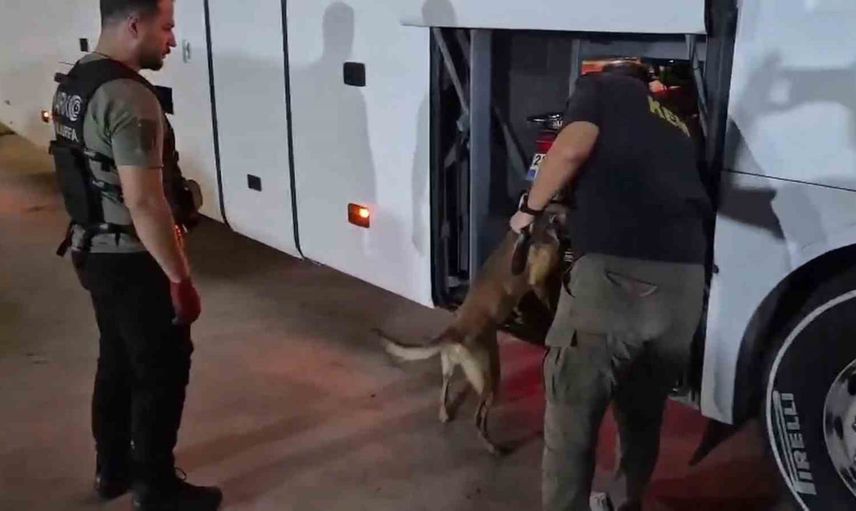 Şehirlerarası otobüs bagajında 69 bin 200 kişiyi etkileyebilecek skunk yakalandı