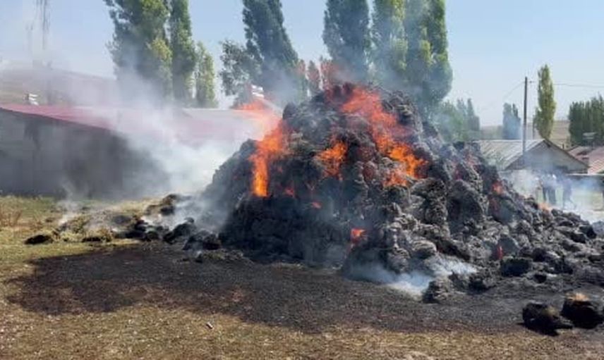Kars'ta baharın emeği kül oldu: bin balyalık ot evin bahçesinde yandı