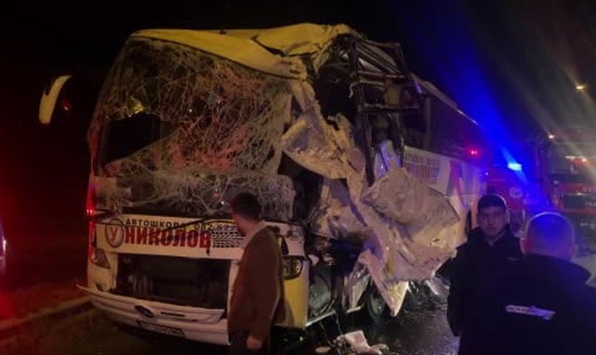 Kapıkule sınır yolu trafiğinde arkadan çarpma: Bulgar plakalı tur otobüsü tıra çarptı