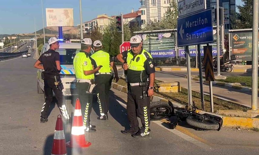 Çorum'da yaya geçidinde çarpışma: elektrikli bisiklet sürücüsü yaralandı
