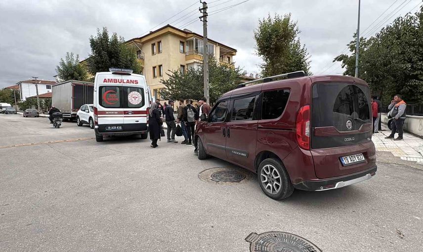 Gülabibey mahallesi'nde çarpışma: üç tekerlekli elektrikli motosiklet ve hafif ticari araç kaza yaptı