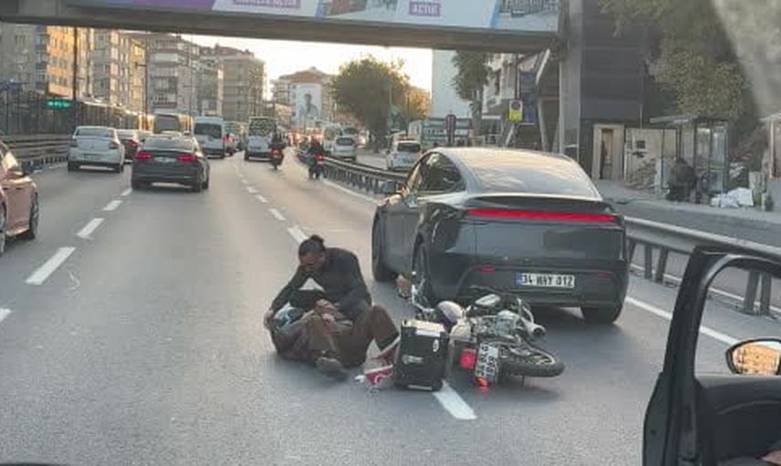 Avcılar'da araç çarpması sonrası yola savrulan motosiklet sürücüsüne vatandaşlar yardım etti