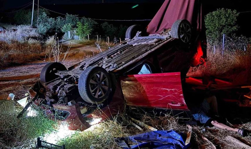 İnegöl'de şarampole yuvarlanan otomobilde üç kişi yaralandı