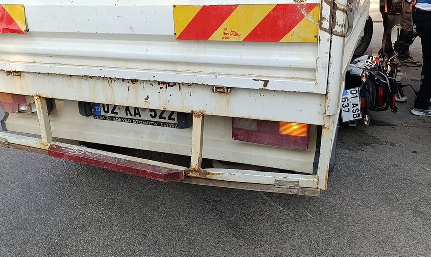 Kavşakta çarpışma: pikabın altına giren motosiklet sürücüsü yaralandı
