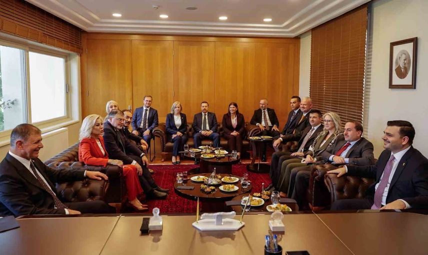 Tarihi şato'da yeni uyum: İzmir'de parti ile belediye ilk kez üst düzeyde buluştu