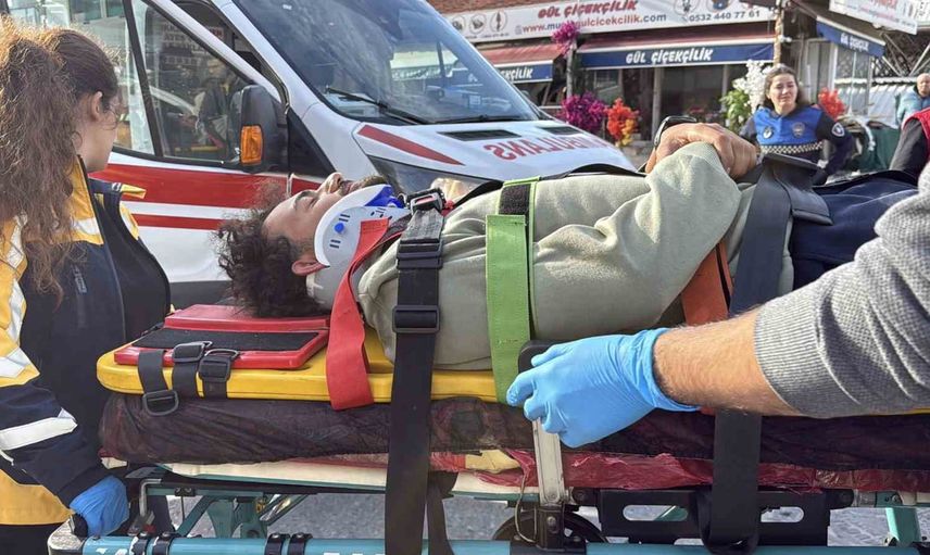 Menteşe'de caddeye çıkış sırasında çarpışma: motosiklet sürücüsü hastaneye kaldırıldı