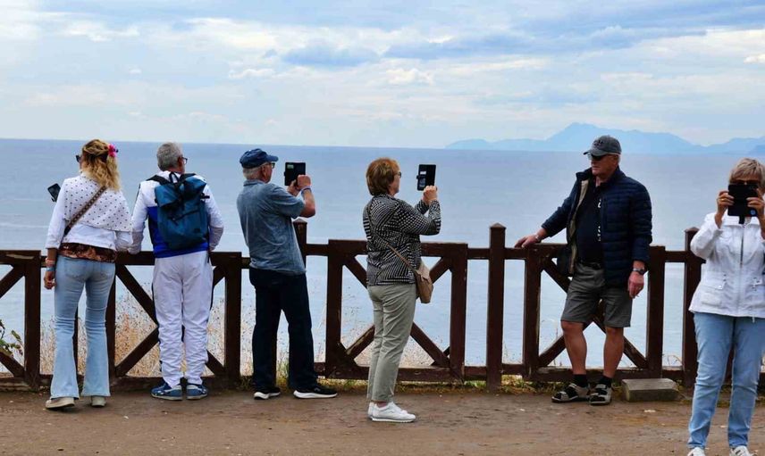 Yağmura rağmen şemsiyelerle Aşağı Düden'in fotoğraf molası