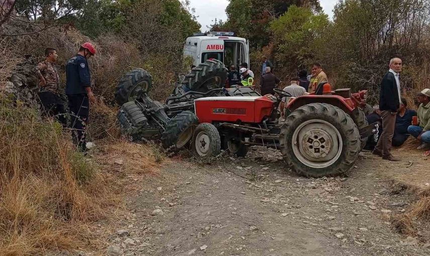 Demirci'de traktör devrildi: iki kişi yaşamını yitirdi, üç kişi yaralandı