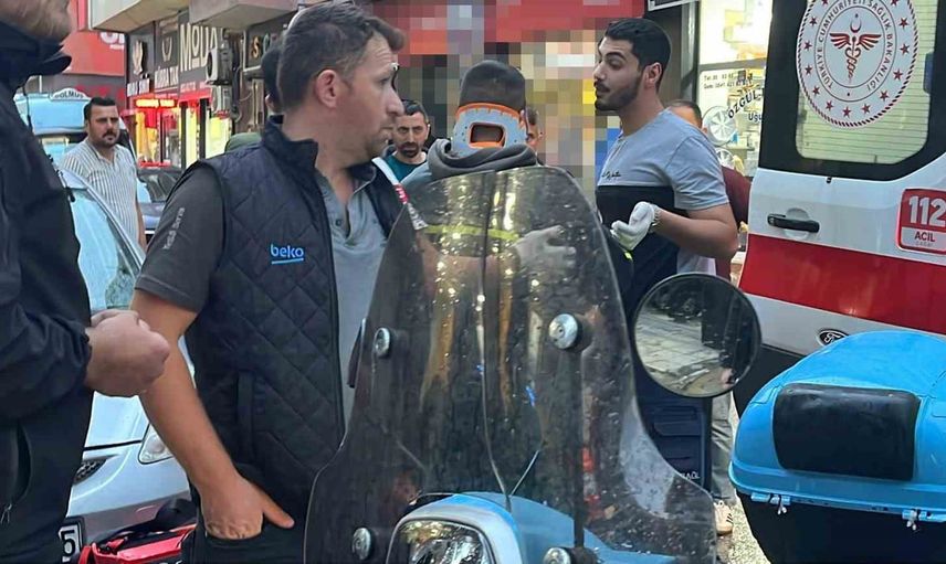 Sinop’ta motokuryenin kamyonete çarpma anı iş yerinin kamerasında