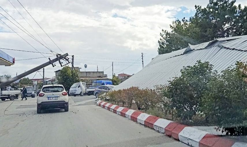 Havsa'da sanayi sitesinin çatısı uçtu, direkler ve tır hasar gördü