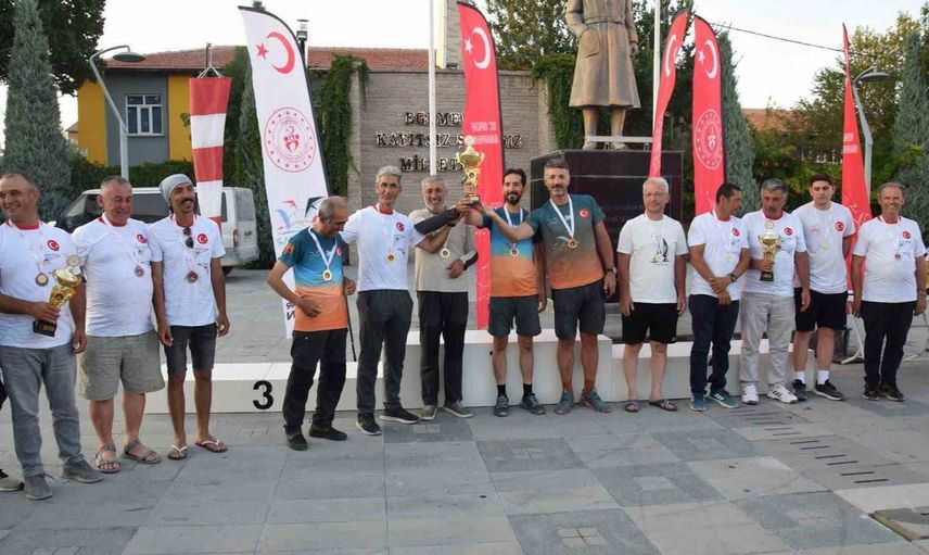 Karapınar'da gökyüzü rekabeti sona erdi: XC Open ve Yelken Kanat şampiyonları ödüllerini aldı