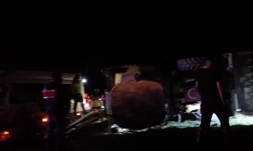 Develi'de işçi servisleri kepçeye çarptı: 1 ölü, 15 yaralı